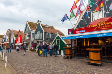 VOLENDAM, NETHERLANDS - 25 Eylül 2017: Volendam Hollanda 'nın Kuzey Hollanda kentinde bir kasabadır. Volendam 'daki deniz parkının renkli evleri. Kuzey Hollanda, Hollanda.