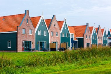 Volendam, Hollanda 'nın Kuzey Hollanda eyaletinde yer alan bir şehirdir. Volendam 'daki deniz parkının renkli evleri. Kuzey Hollanda, Hollanda.