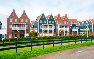 Volendam, Hollanda 'nın Kuzey Hollanda eyaletinde yer alan bir şehirdir. Volendam 'daki deniz parkının renkli evleri. Kuzey Hollanda, Hollanda.
