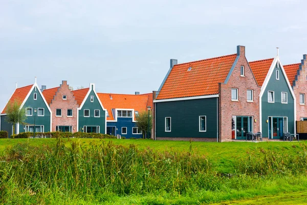 Volendam Una Ciudad Holanda Septentrional Los Países Bajos Casas Colores — Foto de Stock