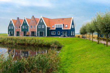 Volendam, Hollanda 'nın Kuzey Hollanda eyaletinde yer alan bir şehirdir. Volendam 'daki deniz parkının renkli evleri. Kuzey Hollanda, Hollanda.