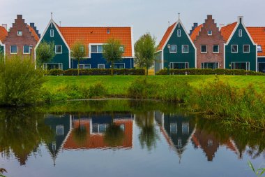 Volendam, Hollanda 'nın Kuzey Hollanda eyaletinde yer alan bir şehirdir. Volendam 'daki deniz parkının renkli evleri. Kuzey Hollanda, Hollanda.