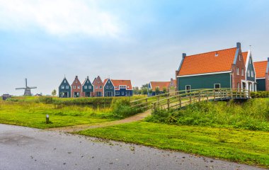 Volendam, Hollanda 'nın Kuzey Hollanda eyaletinde yer alan bir şehirdir. Volendam 'daki deniz parkının renkli evleri. Kuzey Hollanda, Hollanda.