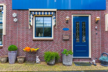 Tipik Hollanda köyü evleri. Volendam 'da güzel ve otantik bir stil. Kuzey Hollanda, Hollanda.