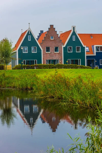 Volendam, Hollanda 'nın Kuzey Hollanda eyaletinde yer alan bir şehirdir. Volendam 'daki deniz parkının renkli evleri. Kuzey Hollanda, Hollanda.