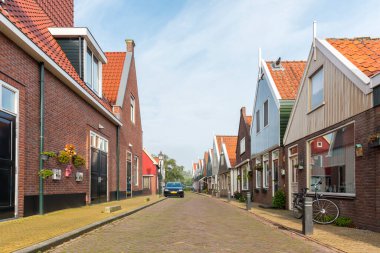 Volendam, Hollanda 'nın Kuzey Hollanda eyaletinde yer alan bir şehirdir. Volendam 'daki deniz parkının renkli evleri. Kuzey Hollanda, Hollanda.
