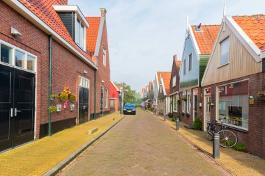 Volendam, Hollanda 'nın Kuzey Hollanda eyaletinde yer alan bir şehirdir. Volendam 'daki deniz parkının renkli evleri. Kuzey Hollanda, Hollanda.