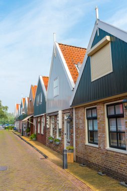 Volendam, Hollanda 'nın Kuzey Hollanda eyaletinde yer alan bir şehirdir. Volendam 'daki deniz parkının renkli evleri. Kuzey Hollanda, Hollanda.
