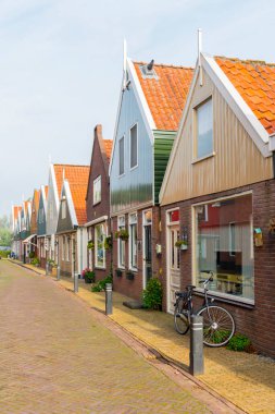 Volendam, Hollanda 'nın Kuzey Hollanda eyaletinde yer alan bir şehirdir. Volendam 'daki deniz parkının renkli evleri. Kuzey Hollanda, Hollanda.