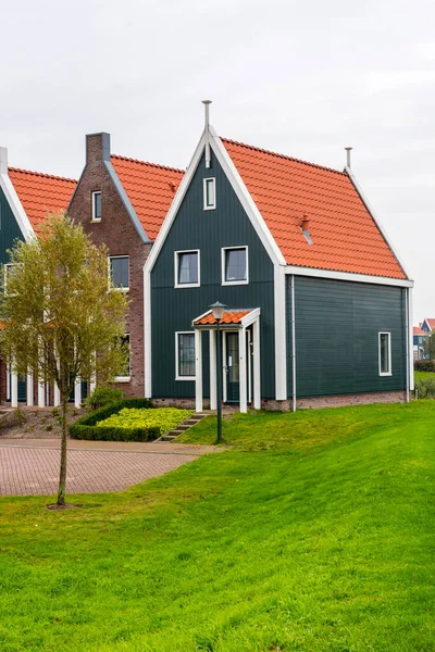 Volendam, Hollanda 'nın Kuzey Hollanda eyaletinde yer alan bir şehirdir. Volendam 'daki deniz parkının renkli evleri. Kuzey Hollanda, Hollanda.