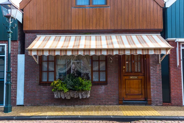 典型的荷兰村庄房屋立面 Volendam的风格美丽而正宗荷兰北荷兰 — 图库照片