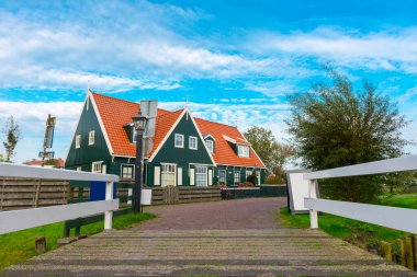 Marken, Amsterdam. Marken Adası Waterland, Hollanda 'daki güzel tipik balıkçı köyü evleri.