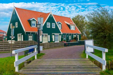 Marken, Amsterdam. Marken Adası Waterland, Hollanda 'daki güzel tipik balıkçı köyü evleri.