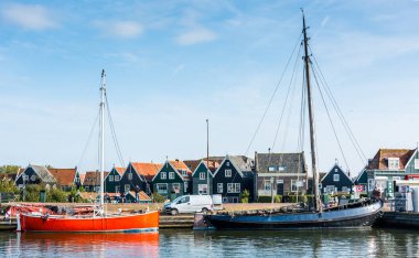 MARKEN, NETHERLANDS - 1 Ekim 2017: Marken, Kuzey Hollanda, Hollanda. Marken Adası Waterland, Hollanda 'daki güzel tipik balıkçı köyü evleri.
