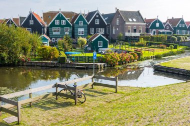 Marken, Kuzey Hollanda, Hollanda. Marken Adası Waterland, Hollanda 'daki güzel tipik balıkçı köyü evleri.