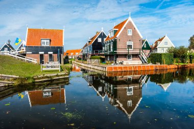 Marken, Kuzey Hollanda, Hollanda. Marken Adası Waterland, Hollanda 'daki güzel tipik balıkçı köyü evleri.