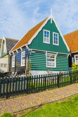 Marken. Marken Adası Waterland, Hollanda 'daki güzel tipik balıkçı köyü evleri.