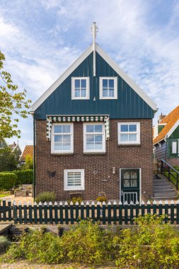 Marken. Marken Adası Waterland, Hollanda 'daki güzel tipik balıkçı köyü evleri.