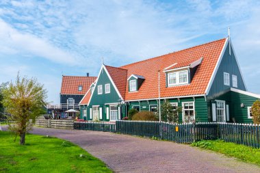Marken. Marken Adası Waterland, Hollanda 'daki güzel tipik balıkçı köyü evleri.
