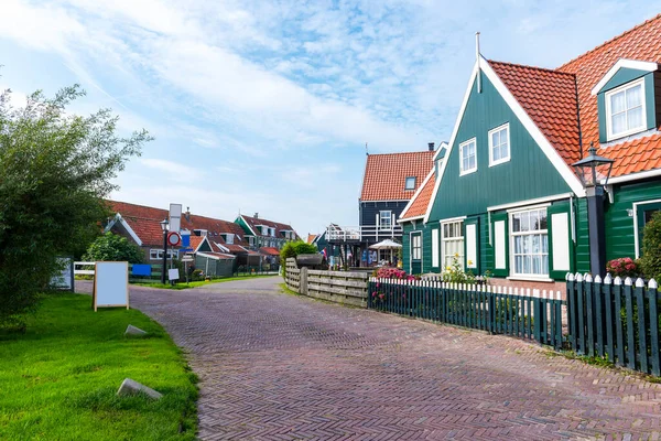 Marken. Marken Adası Waterland, Hollanda 'daki güzel tipik balıkçı köyü evleri.