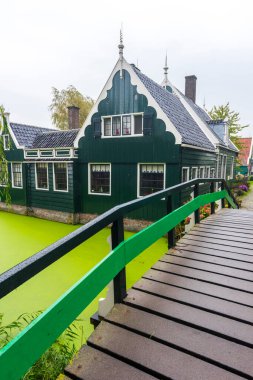 Zaanse Schans 'taki geleneksel Hollanda evi. Zaanse Schans, Hollanda 'nın Amsterdam kentinde yer alan küçük bir köydür..