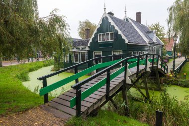Zaanse Schans 'taki geleneksel Hollanda evi. Zaanse Schans, Hollanda 'nın Amsterdam kentinde yer alan küçük bir köydür..