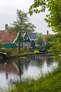 Zaanse Schans 'da geleneksel Hollanda evleri ve yel değirmenleri. Zaanse Schans, Hollanda 'nın Amsterdam kentinde yer alan küçük bir köydür..
