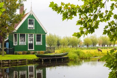 Zaanse Schans 'taki geleneksel Hollanda evi. Zaanse Schans, Hollanda 'nın Amsterdam kentinde yer alan küçük bir köydür..