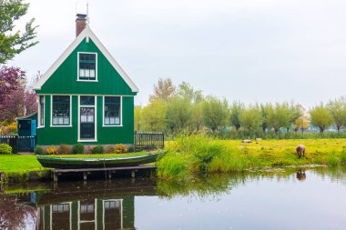 Zaanse Schans 'taki geleneksel Hollanda evi. Zaanse Schans, Hollanda 'nın Amsterdam kentinde yer alan küçük bir köydür..