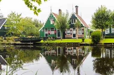 Zaanse Schans 'taki geleneksel Hollanda evi. Zaanse Schans, Hollanda 'nın Amsterdam kentinde yer alan küçük bir köydür..