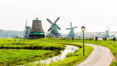 VOLENDAM, NETHERLANDS - 25 Eylül 2017: Zaanse Schans 'ta yel değirmenleri. Zaanse Schans, Hollanda 'nın Amsterdam kentinde yer alan küçük bir köydür..