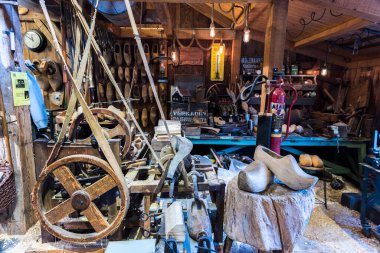 AMSTERDAM, NETHERLANDS - 26 Eylül 2017: Geleneksel el yapımı Hollanda ahşap tıkaçları ve Zaanse Schans 'taki tahta ayakkabı atölyesi. Amsterdam, Hollanda.