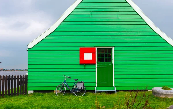 典型的荷兰村庄绿色房屋立面和蓝色自行车 — 图库照片