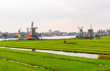 ZAANSE SCHANS, NETHERLANDS - 25 Eylül 2017 ZAANSE SANS VILLAGE. Zaanse Schans, Hollanda 'nın Amsterdam kentinde yer alan küçük bir köydür..