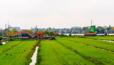 ZAANSE SCHANS, NETHERLANDS - 25 Eylül 2017 ZAANSE SANS VILLAGE. Zaanse Schans, Hollanda 'nın Amsterdam kentinde yer alan küçük bir köydür..