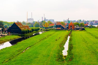 ZAANSE SCHANS, NETHERLANDS - 25 Eylül 2017 ZAANSE SANS VILLAGE. Zaanse Schans, Hollanda 'nın Amsterdam kentinde yer alan küçük bir köydür..