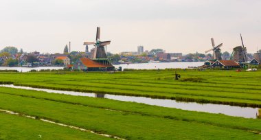 ZAANSE SCHANS, NETHERLANDS - 25 Eylül 2017 ZAANSE SANS VILLAGE. Zaanse Schans, Hollanda 'nın Amsterdam kentinde yer alan küçük bir köydür..