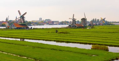 ZAANSE SCHANS, NETHERLANDS - 25 Eylül 2017 ZAANSE SANS VILLAGE. Zaanse Schans, Hollanda 'nın Amsterdam kentinde yer alan küçük bir köydür..