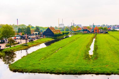 ZAANSE SCHANS, NETHERLANDS - 25 Eylül 2017 ZAANSE SANS VILLAGE. Zaanse Schans, Hollanda 'nın Amsterdam kentinde yer alan küçük bir köydür..
