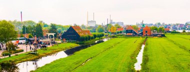 ZAANSE SCHANS, NETHERLANDS - 25 Eylül 2017 ZAANSE SANS VILLAGE. Zaanse Schans, Hollanda 'nın Amsterdam kentinde yer alan küçük bir köydür..