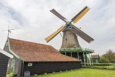 Zaanse Schans 'taki yel değirmenleri. Zaanse Schans, Hollanda 'nın Amsterdam kentinde yer alan küçük bir köydür..