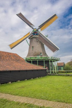 Zaanse Schans 'taki yel değirmenleri. Zaanse Schans, Hollanda 'nın Amsterdam kentinde yer alan küçük bir köydür..