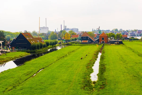 ZAANSE SCHANS, NETHERLANDS - 25 Eylül 2017 ZAANSE SANS VILLAGE. Zaanse Schans, Hollanda 'nın Amsterdam kentinde yer alan küçük bir köydür..