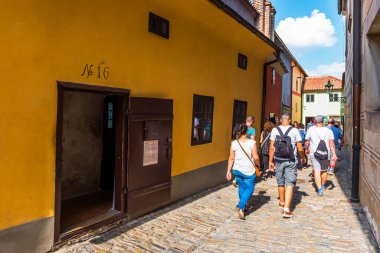 PRAG, CZECHIA - 24 Haziran 2016: Golden Lane Prag Kalesi 'nde yer alan bir caddedir. Prag 'daki ünlü küçük evler. Çek Cumhuriyeti (Çek Cumhuriyeti)).