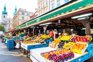 PRAG, CZECH Cumhuriyet - 25 Haziran 2016: Havel 'in Pazarı (Havelske Trziste). Prag 'ın merkezinde kalıcı olarak işaretlenmiş. Piyasa 1232 'den beri sürekli açık. Prag, Çek Cumhuriyeti.