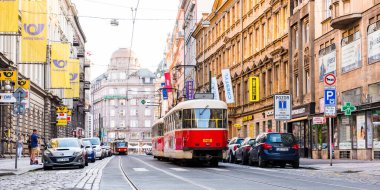 PRAG, CZECHIA - 25 Haziran 2016: Prag Şehir Merkezi. Prag, Çek Cumhuriyeti 'nde Kızıl tramvay).