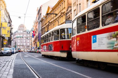 PRAG, CZECHIA - 25 Haziran 2016: Prag Şehir Merkezi. Prag, Çek Cumhuriyeti 'nde Kızıl tramvay).