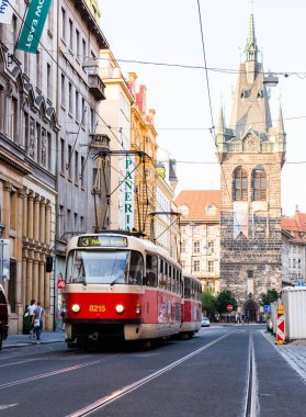 PRAG, CZECHIA - 25 Haziran 2016: Prag Şehir Merkezi. Prag, Çek Cumhuriyeti 'nde Kızıl tramvay).