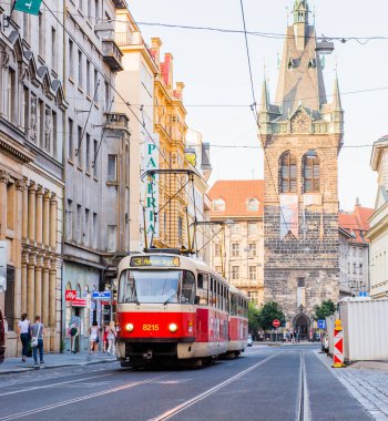 PRAG, CZECHIA - 25 Haziran 2016: Prag Şehir Merkezi. Prag, Çek Cumhuriyeti 'nde Kızıl tramvay).