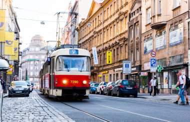 PRAG, CZECHIA - 25 Haziran 2016: Prag Şehir Merkezi. Prag, Çek Cumhuriyeti 'nde Kızıl tramvay).